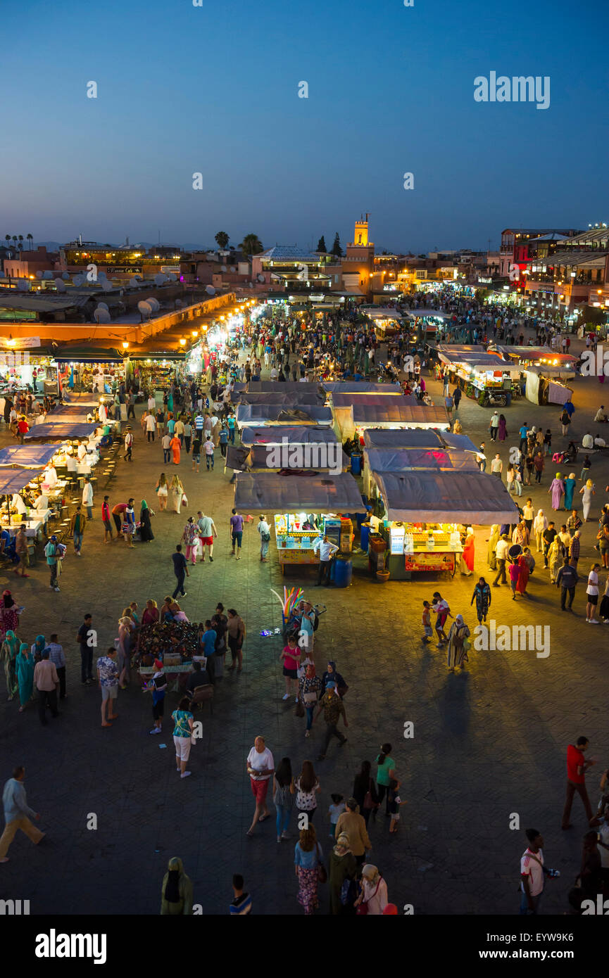 Viele Menschen auf dem Platz Djemaa el Fna, UNESCO World Heritage Site, am Abend, Marrakesch, Marokko Stockfoto