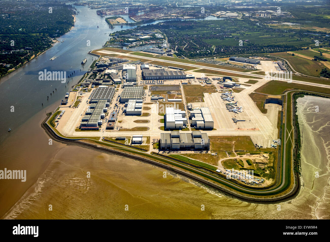Start-und Landebahn und Produktionshallen des Flughafens Airbus Finkenwerder, Flughafen Hamburg, Deutschland Stockfoto