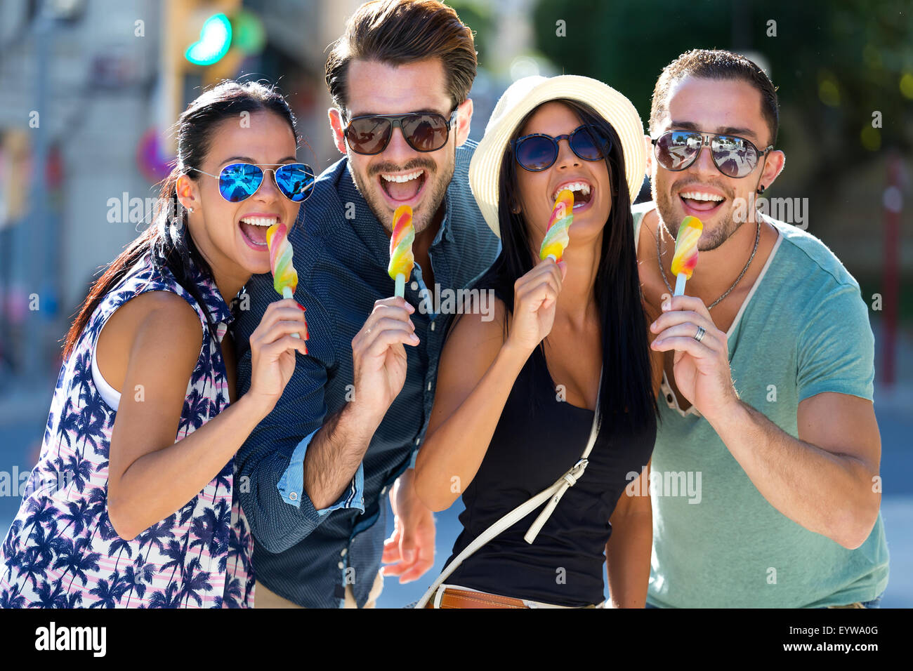 Outdoor-Porträt der Gruppe von Freunden Eis essen. Stockfoto