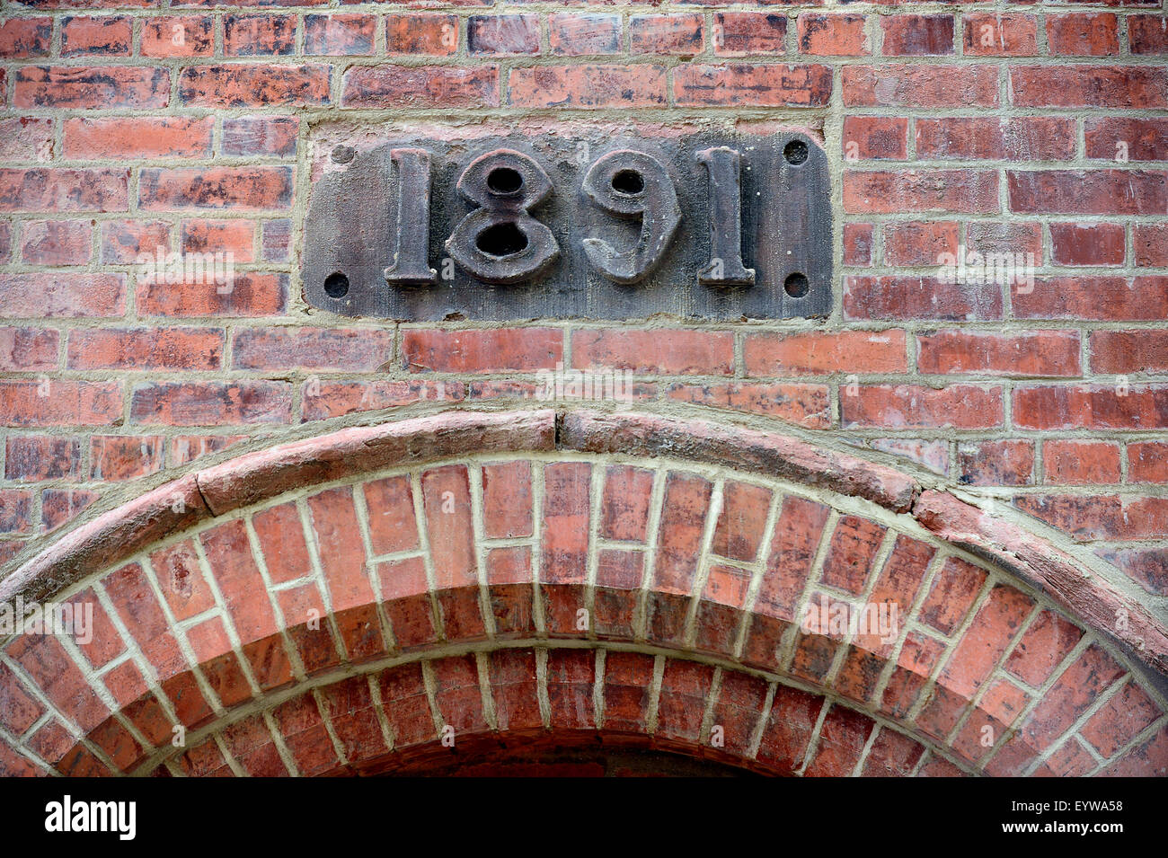 19. Jahrhundert roten Backsteinbau mit Baujahr vor Eingang, Londonderry, Nordirland Stockfoto