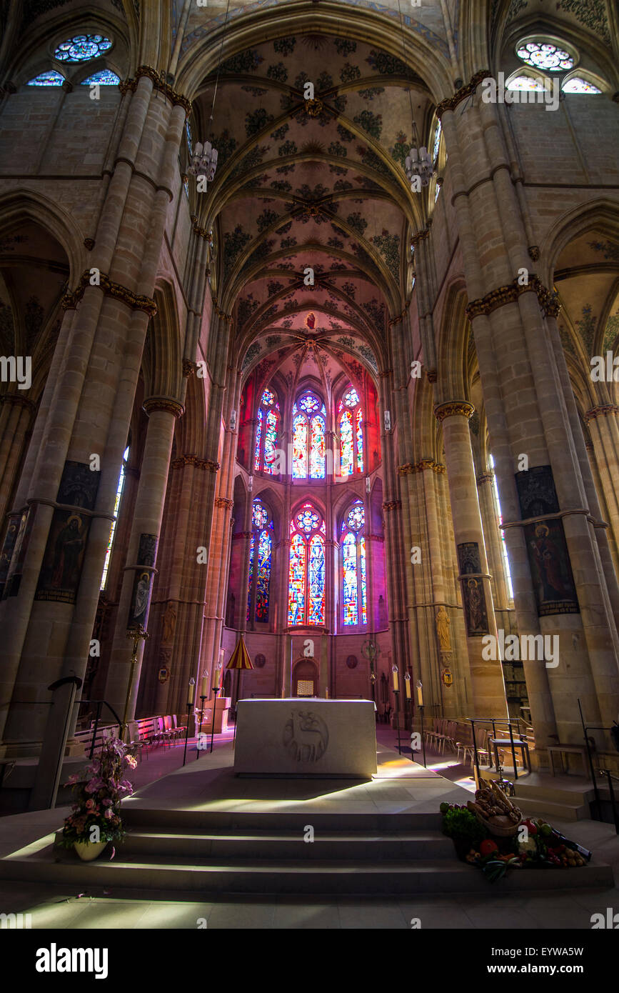 Glasfenster in der Kathedrale von Trier, UNESCO-Weltkulturerbe, Trier, Rheinland-Pfalz, Deutschland Stockfoto