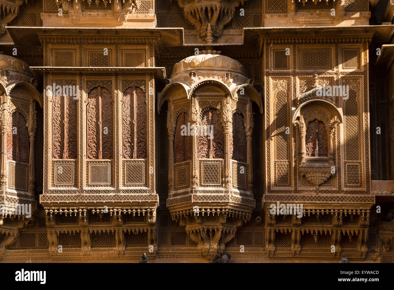 Fenster, fein verzierte Fassade des Patwon Ki Haveli oder Patwa Ki Haveli, Jaisalmer, Rajasthan, Indien Stockfoto