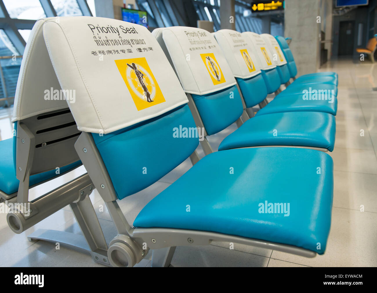 Priorität-Sitz für Mönch in Flughafen Stockfoto
