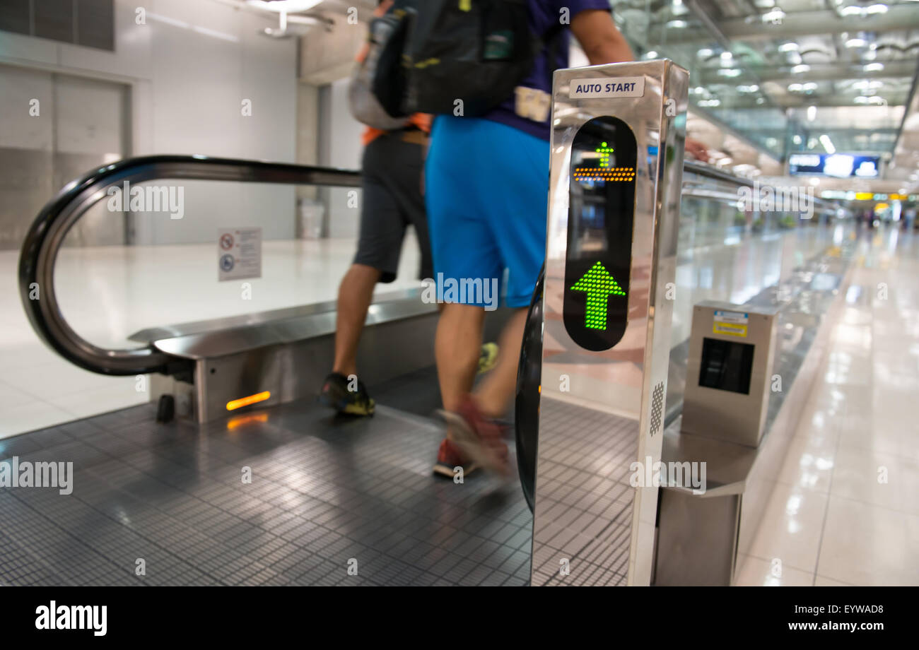 Flughafen-Rolltreppe mit unkenntlich Menschen zu Fuß auf Stockfoto