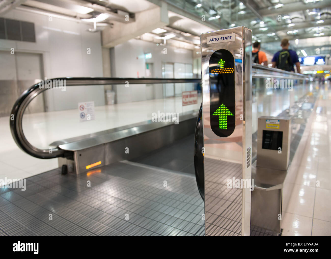 Flughafen-Rolltreppe mit unkenntlich Menschen zu Fuß auf Stockfoto