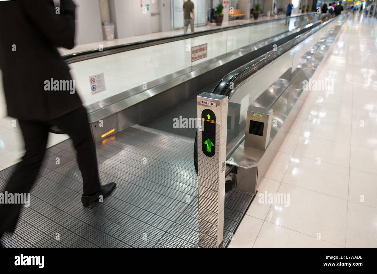 Flughafen-Rolltreppe mit unkenntlich Menschen zu Fuß auf Stockfoto