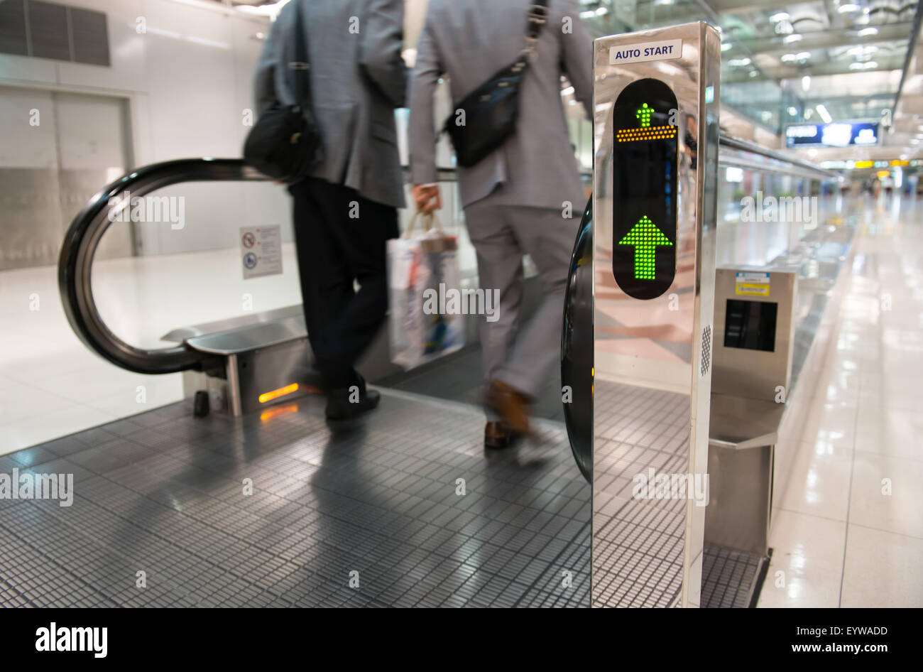 Flughafen-Rolltreppe mit unkenntlich Menschen zu Fuß auf Stockfoto