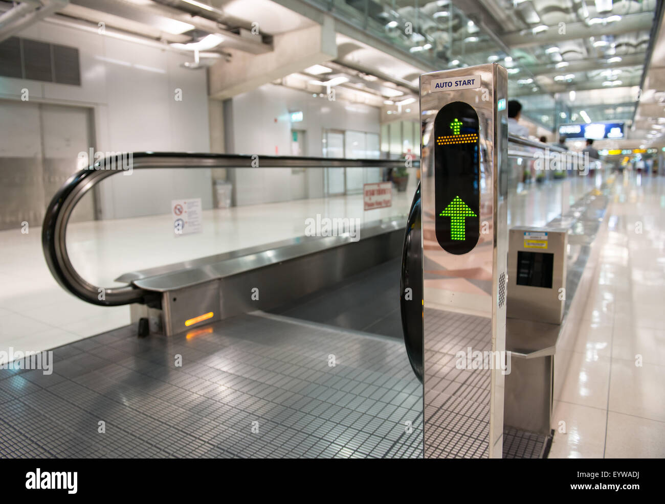 Flughafen-Rolltreppe mit unkenntlich Menschen zu Fuß auf Stockfoto
