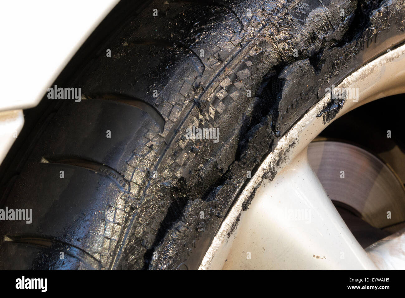 Durchstoß-/Reifenpanne car Reifen/Reifen, fortgesetzt wurde, bis zu dem  Punkt, der Zerstörung und der Schmelzenden getrieben zu werden.  Großbritannien Stockfotografie - Alamy