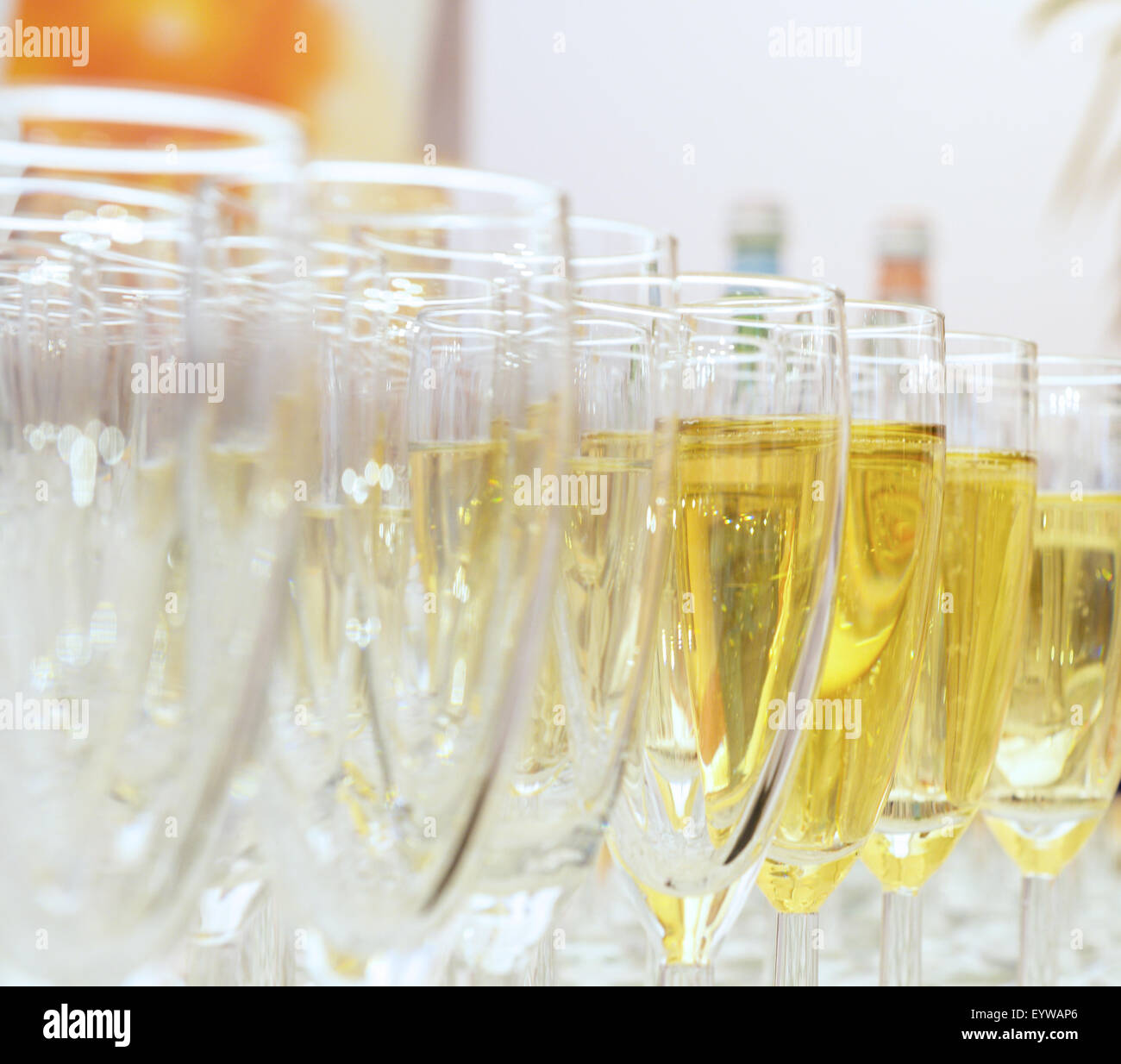 saubere Gläser Champagner auf dem Tisch Stockfoto