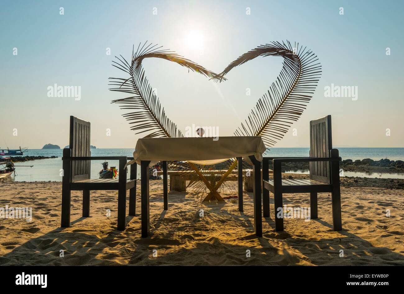 Gelegt Tisch mit einem Herz aus Palmwedeln, Sonnenuntergang, Koh Samui, Golf von Thailand, Thailand Stockfoto