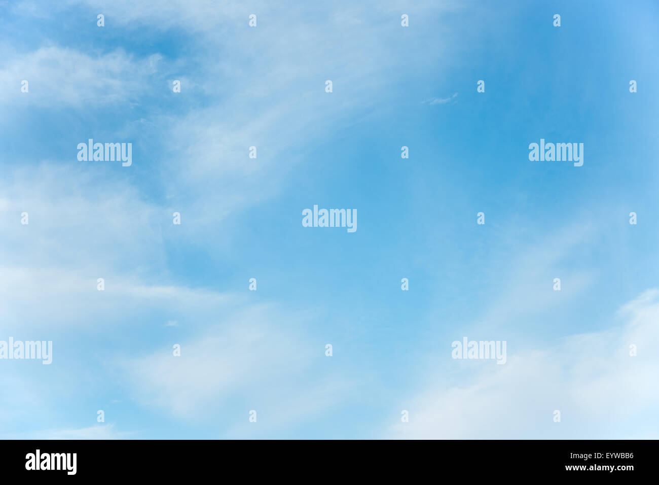 weiße flauschige Wolken am blauen Himmel Stockfoto