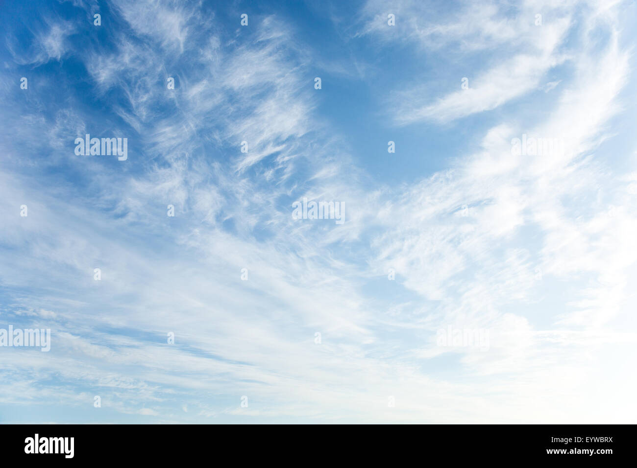 weiße flauschige Wolken am blauen Himmel Stockfoto