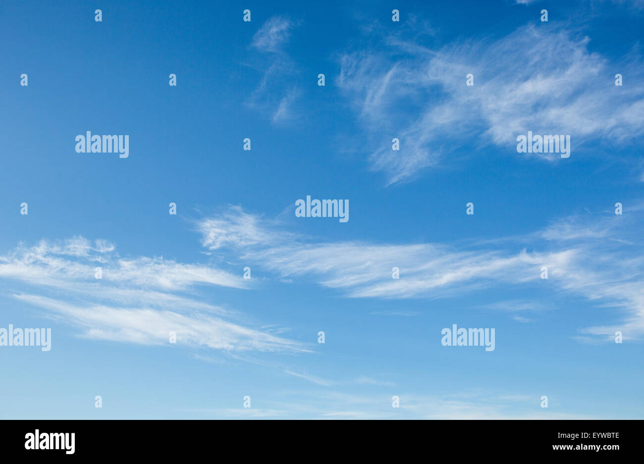 weiße flauschige Wolken am blauen Himmel Stockfoto