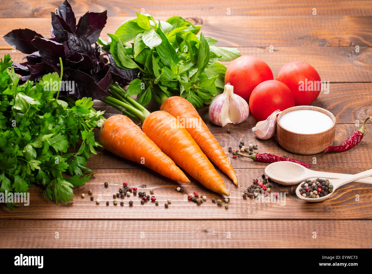Frische Zutaten zum Kochen auf dem Holz Tisch Stockfoto