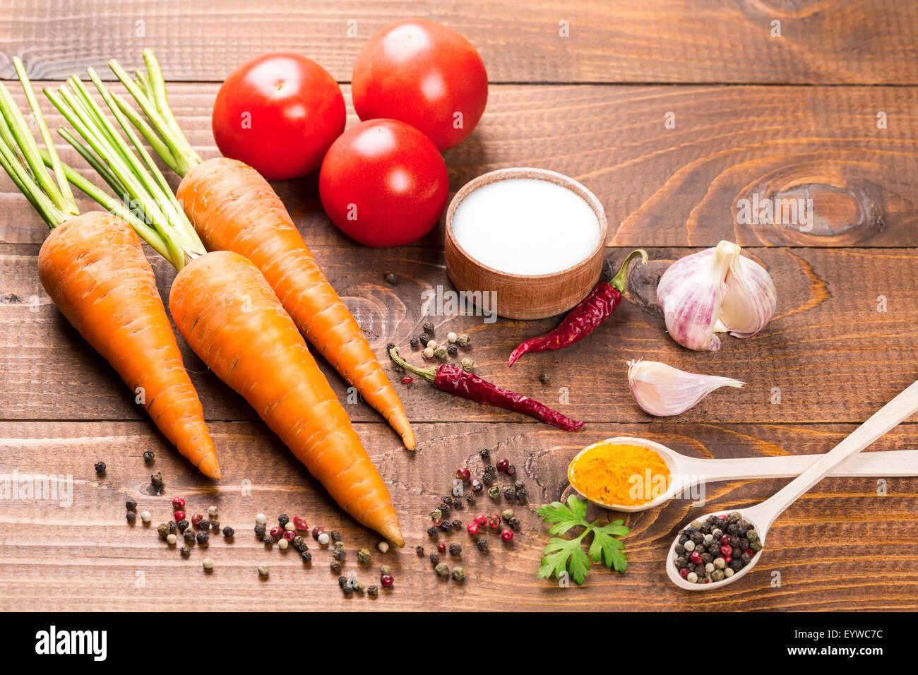 Frische Zutaten zum Kochen auf dem Holz Tisch Stockfoto