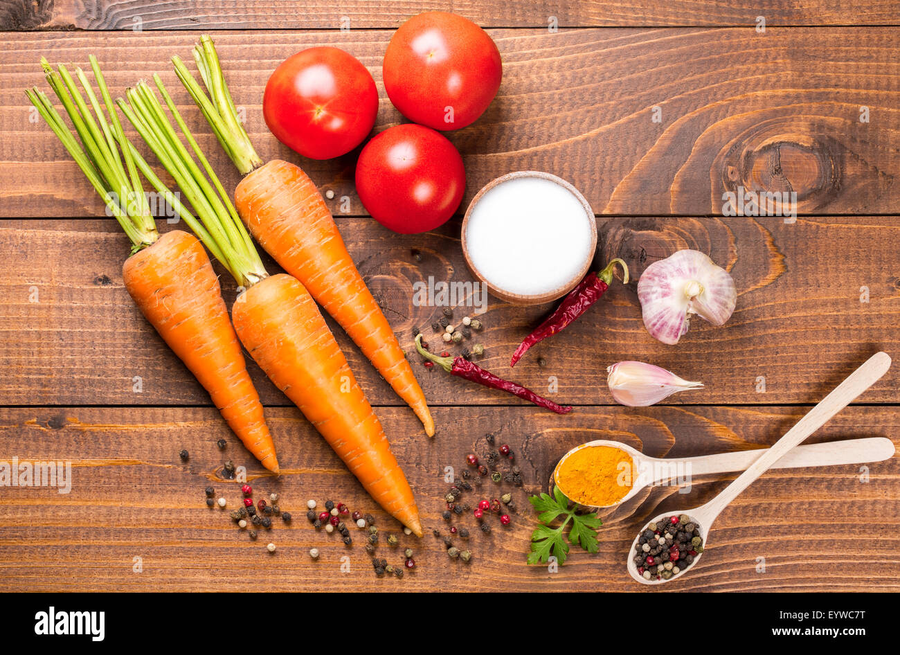 Frische Zutaten zum Kochen auf dem Holz Tisch Stockfoto