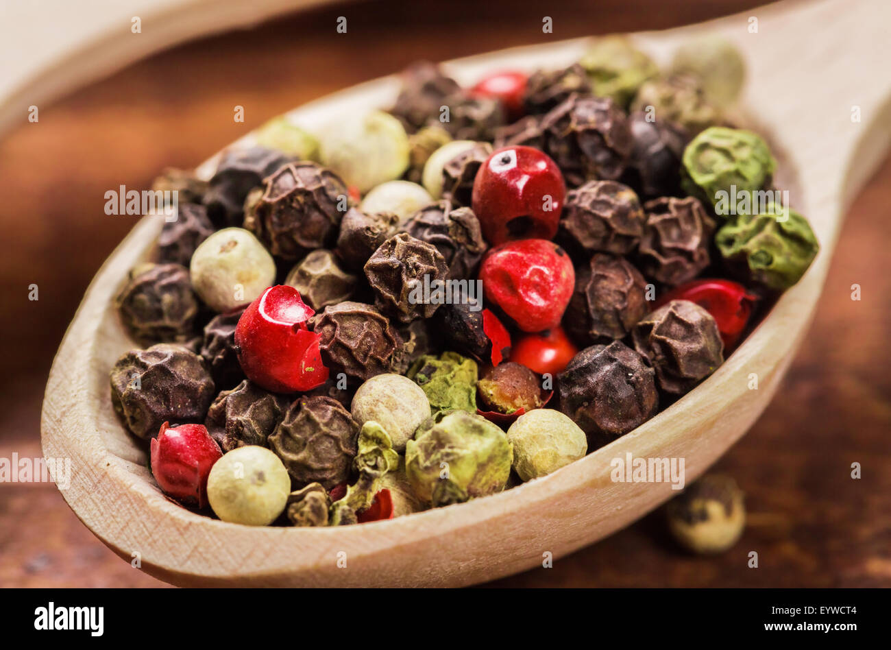 Pepper Samen in Löffel aus Holz auf Holz Tisch Stockfoto