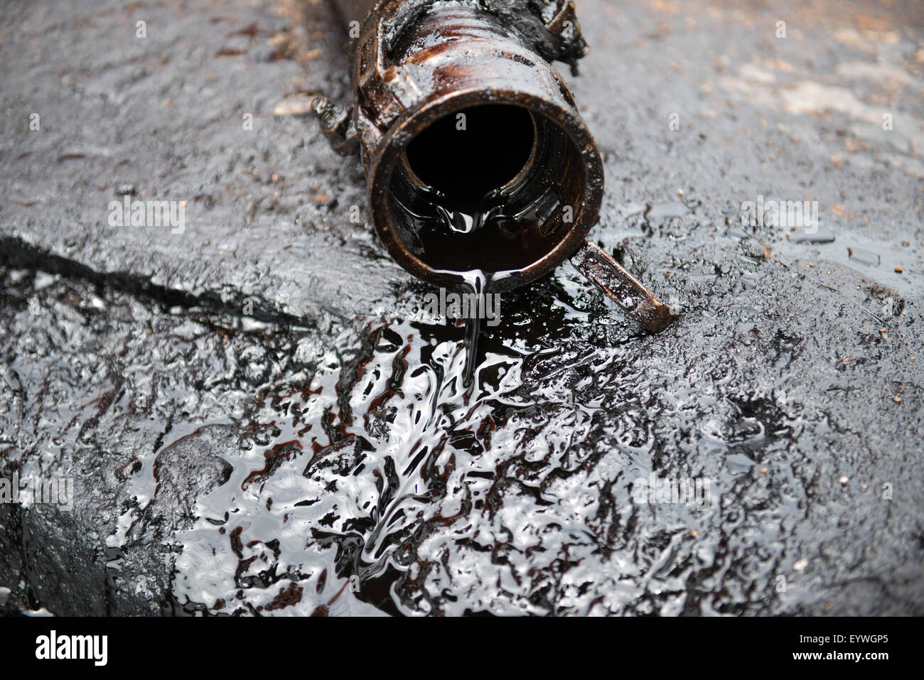 Rohöl aus Ölquelle Stockfoto