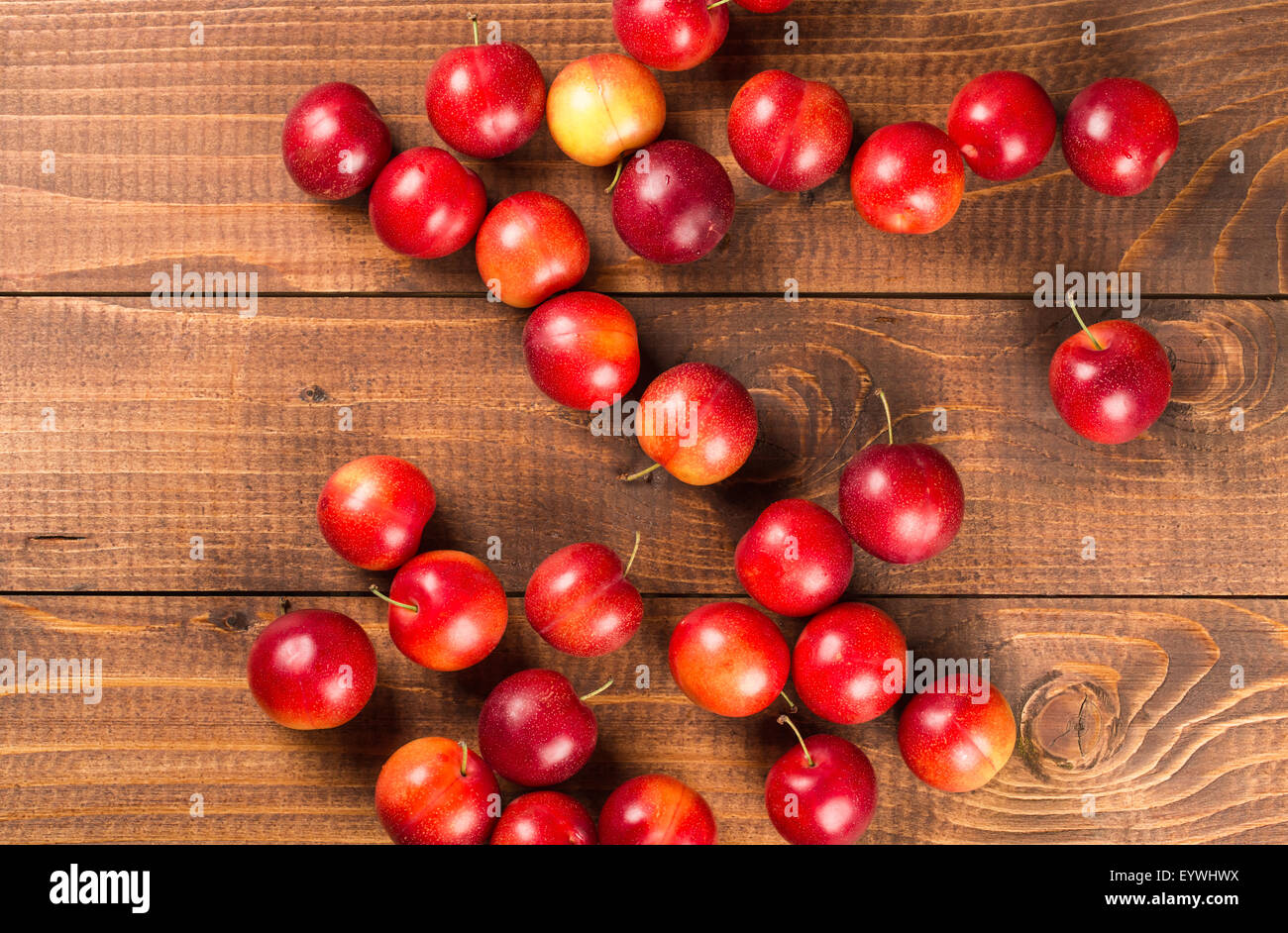 Süße Pflaumen auf hölzernen Hintergrund Stockfoto