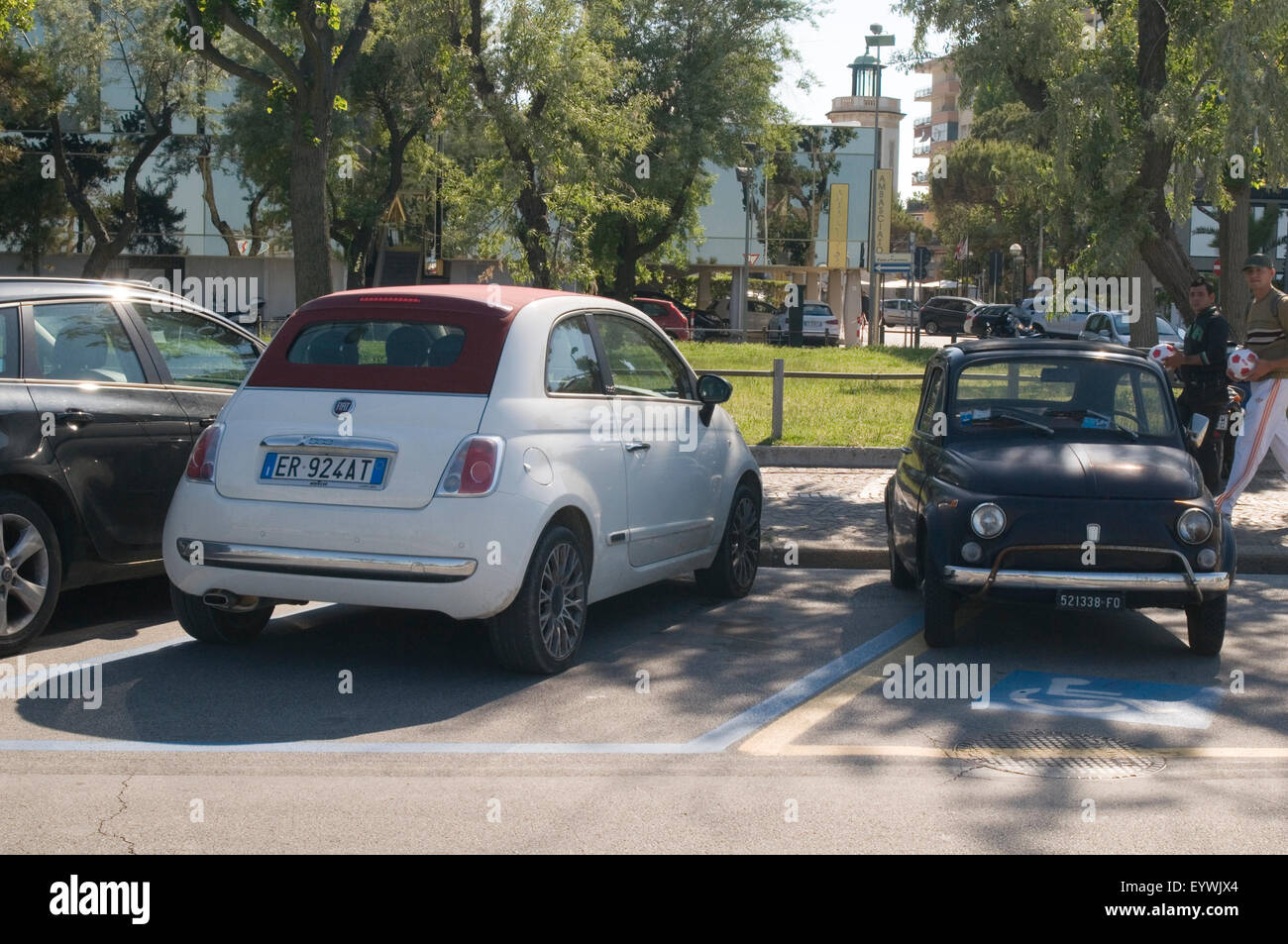 Fiat 500 alte Größe klassische moderne Vergleich riesig groß größer Auto  Neuwagen immer winzig kleine Stadt-Rad-Räder Stockfotografie - Alamy