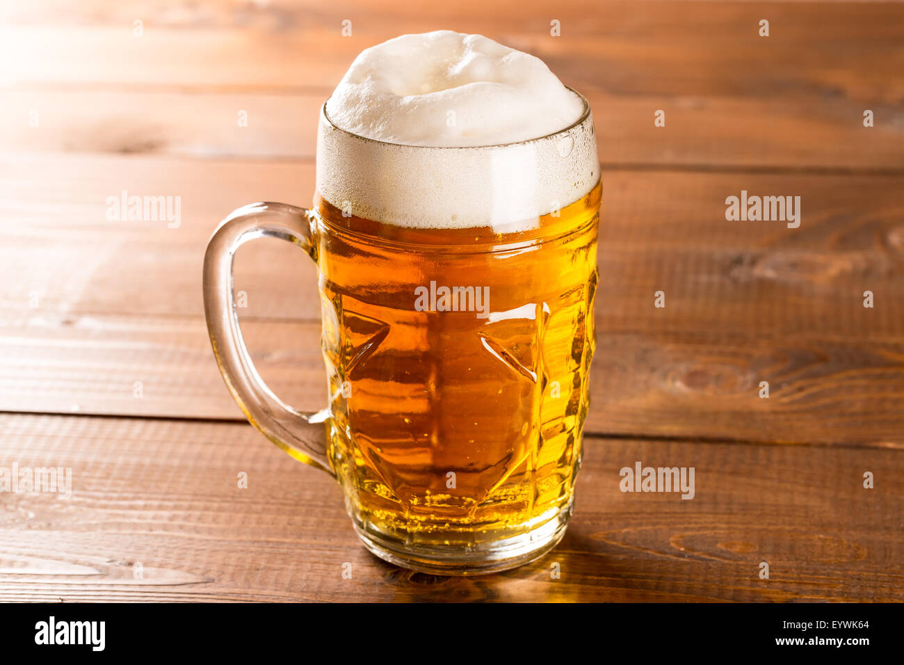 Bierkrug auf rustikalen Holztisch Stockfoto