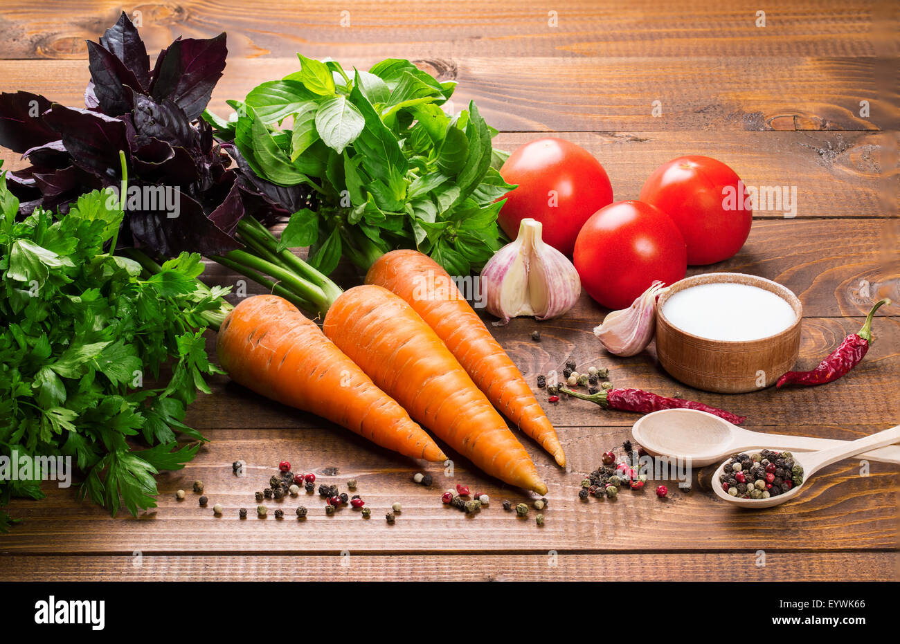 Frische Zutaten zum Kochen auf dem Holz Tisch Stockfoto
