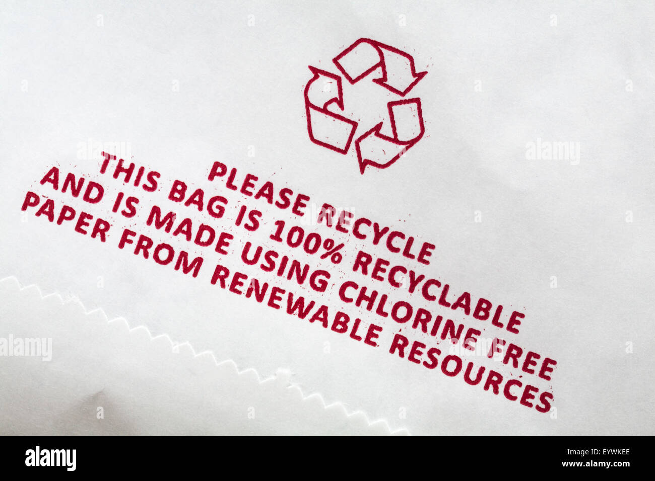 Bitte recyceln - diese Tasche ist zu 100 % recycelbar und wird aus chlorfreiem Papier aus erneuerbaren Ressourcen hergestellt - Entsorgung Recycling Logo Symbol Stockfoto