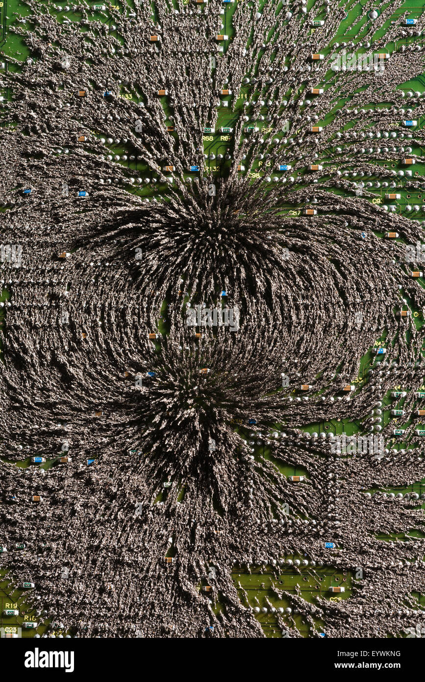 ausbreitende Krankheit Virus des unsichtbaren magnetischen Wellen auf Platine zerstören Computerchip und wischte die Datensätze Datenspeicherung Stockfoto