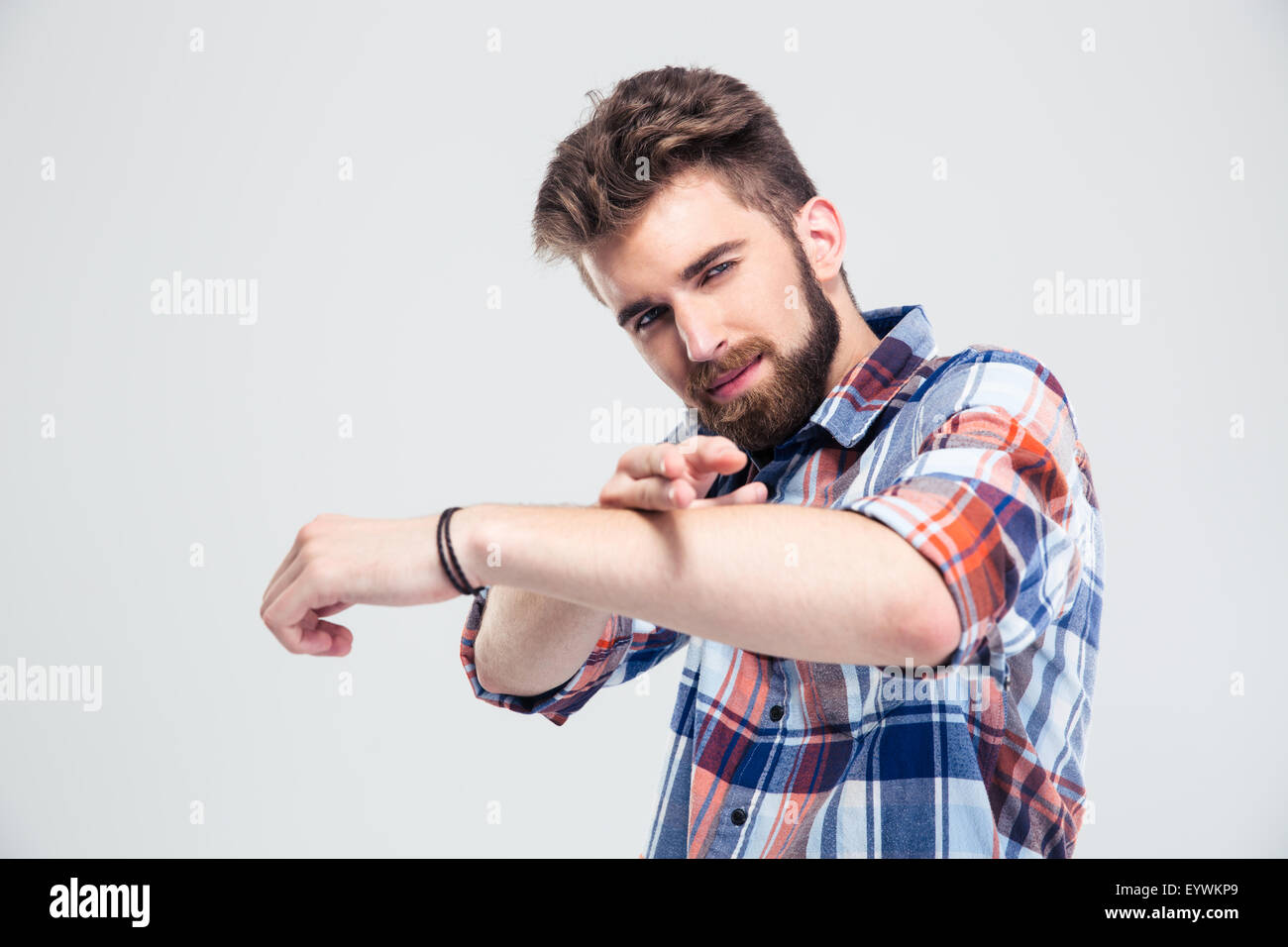Legerer Mann zeigt Pistole Geste mit Händen auf einem weißen Hintergrund isoliert Stockfoto