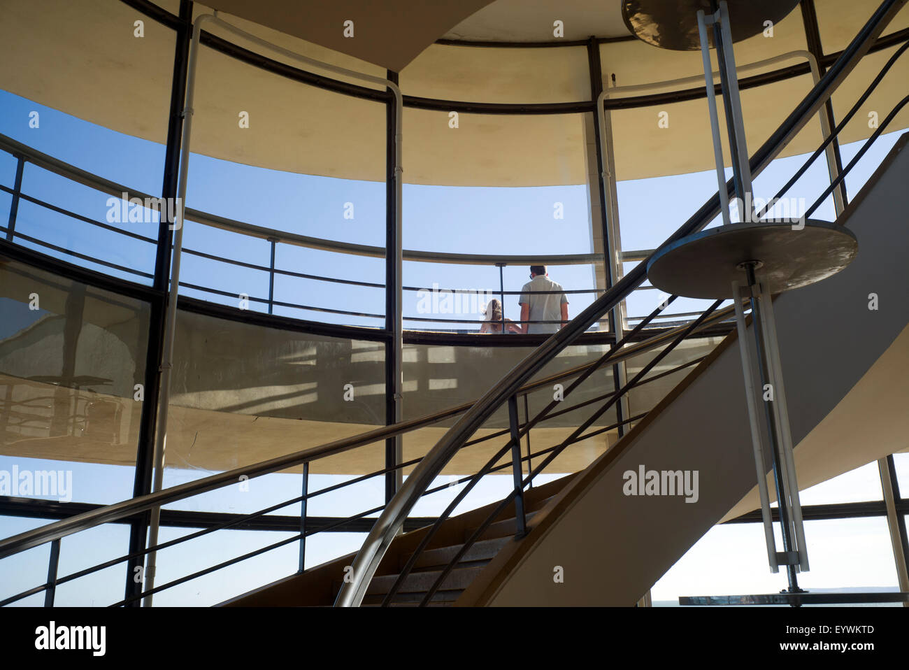 Vater und Tochter auf Balkon, De La Warr Pavilion und Kulturzentrum, Bexhill, Großbritannien Stockfoto