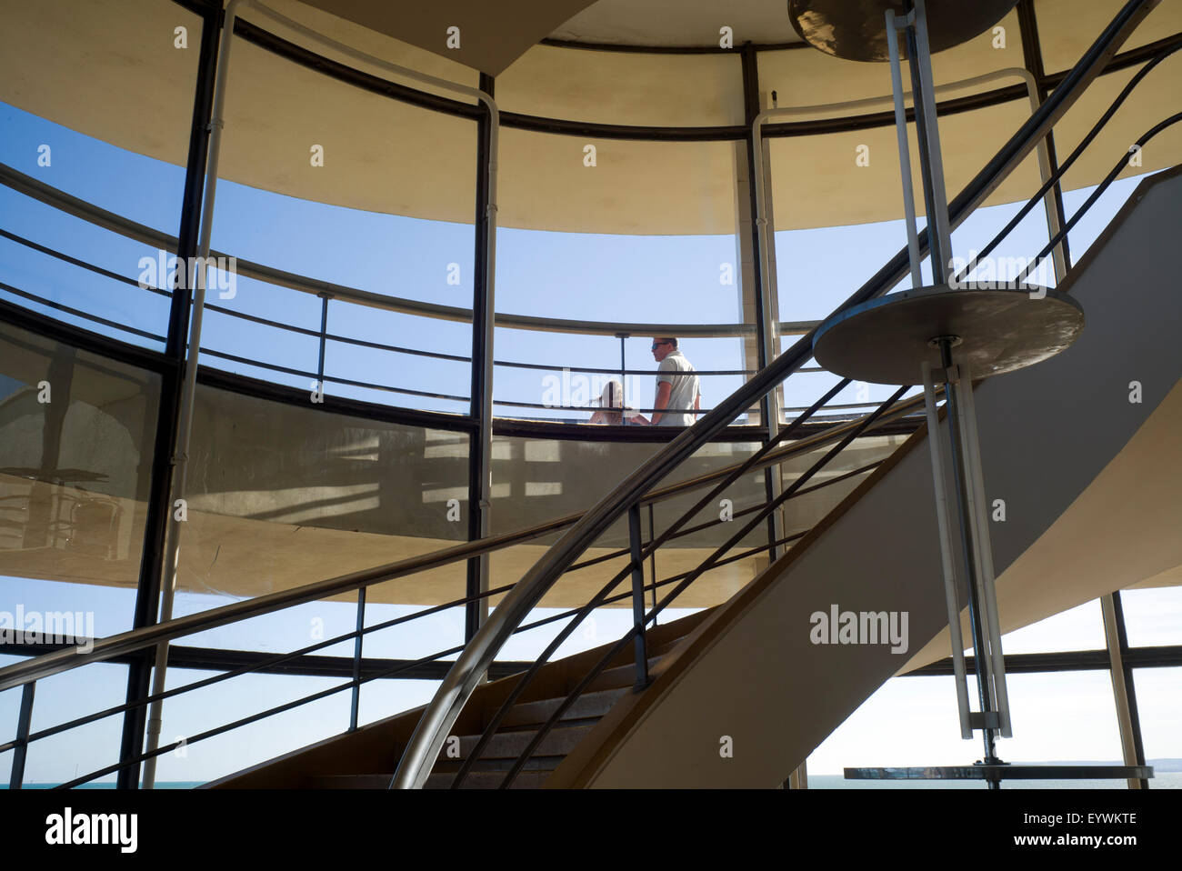 Vater und Tochter auf Balkon, De La Warr Pavilion und Kulturzentrum, Bexhill, Großbritannien Stockfoto