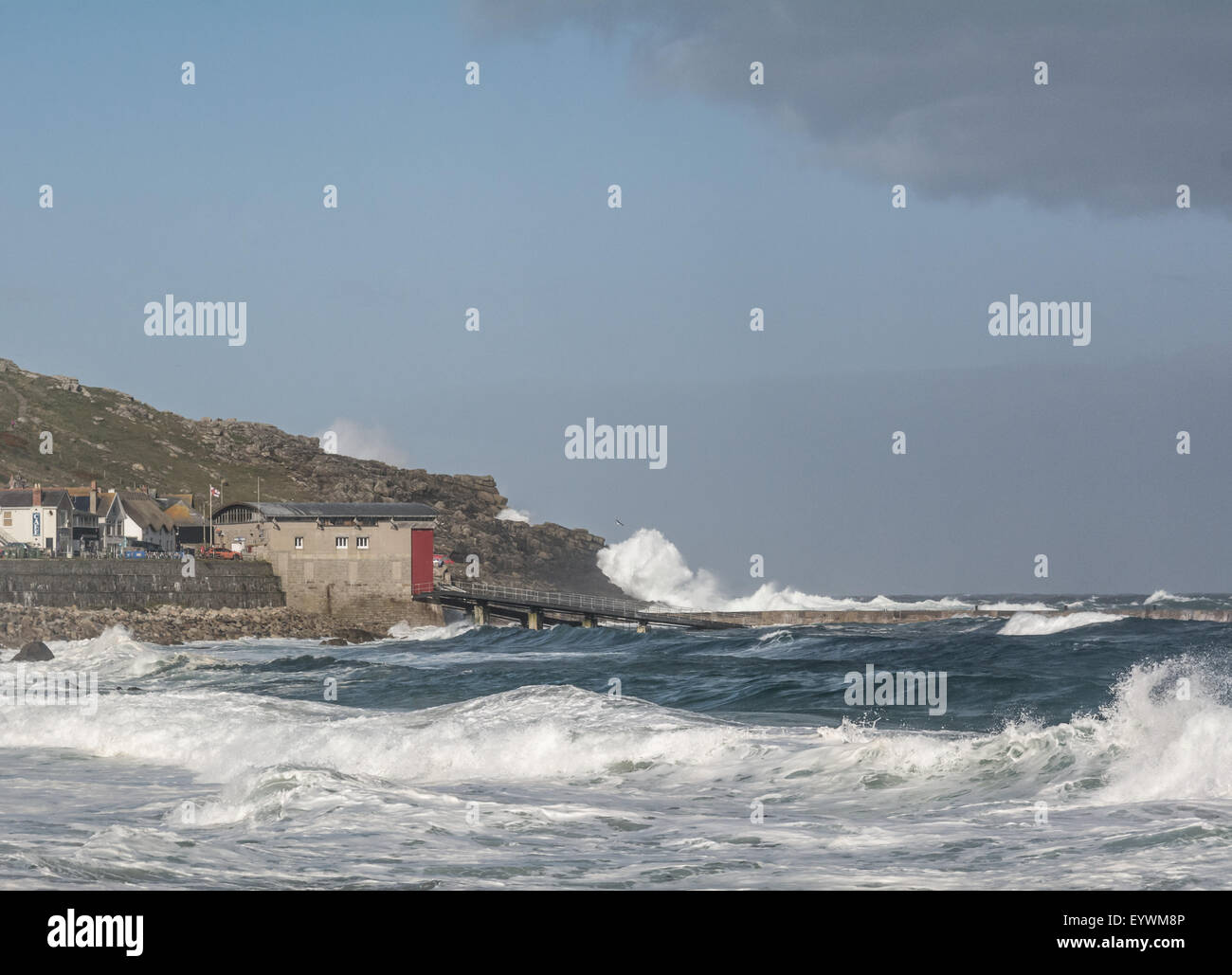 Sennen, Cornwall, UK. 4. August 2015. Großbritannien Wetter. Hochwasser und starke Winde bringen große Wellen über Cornwall Nordküste. Bildnachweis: Simon Yates/Alamy Live-Nachrichten Stockfoto