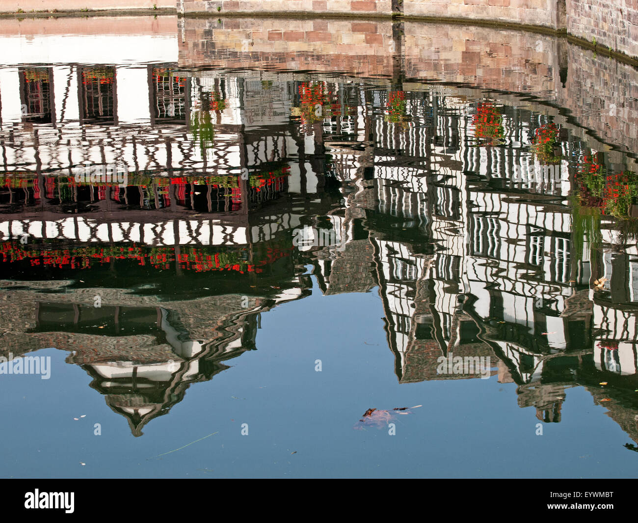 Straßburg, Hauptstadt der Region Elsass, Reflexionen auf dem Wasser des Flusses krank Stockfoto