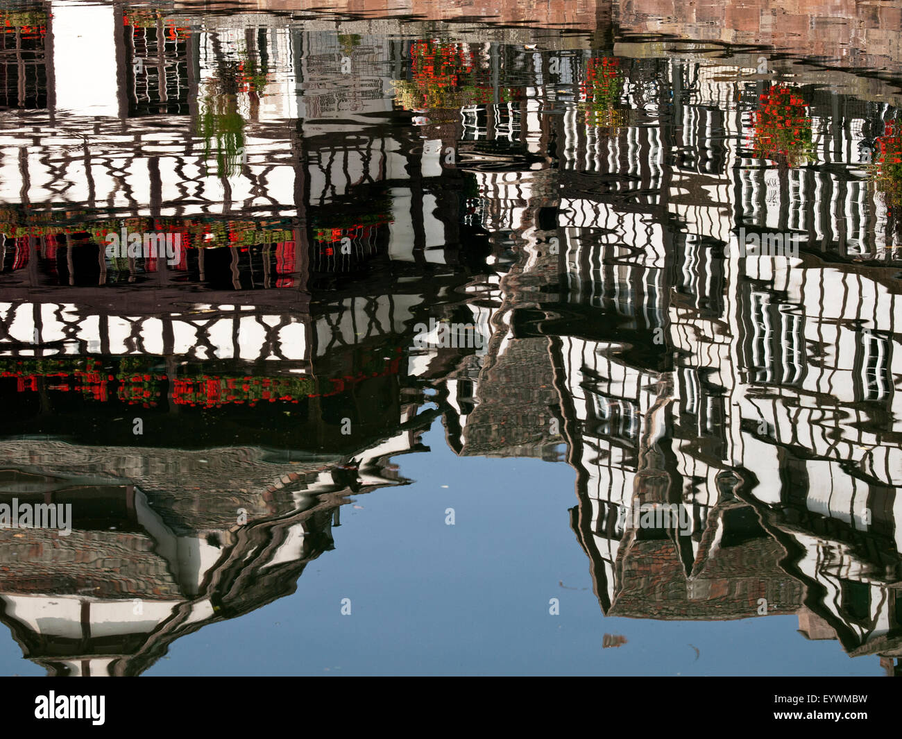 Straßburg, Hauptstadt der Region Elsass, Reflexionen auf dem Wasser des Flusses krank Stockfoto