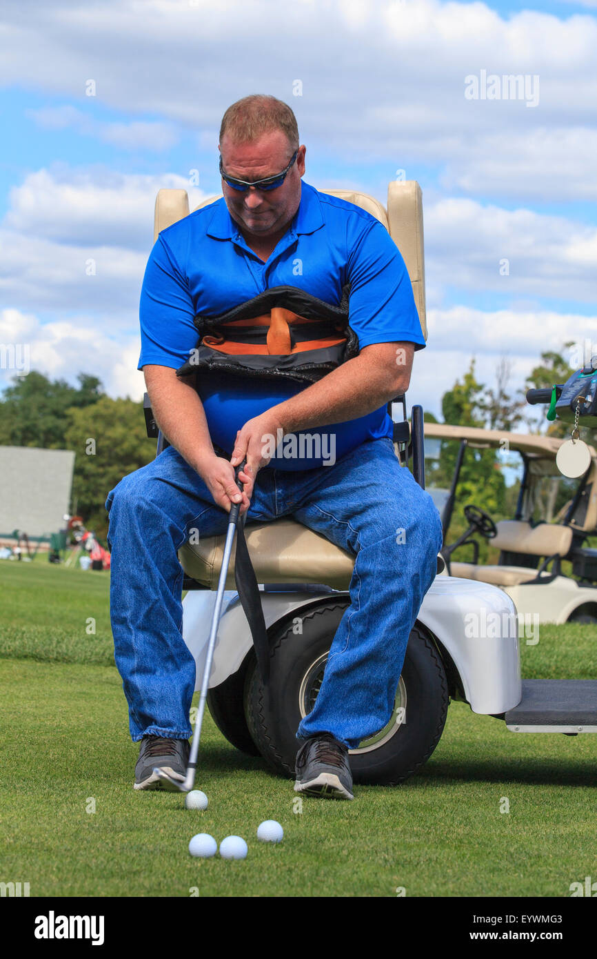 Mann mit einer Rückenmarksverletzung in ein adaptive Cart Golf spielen Stockfoto