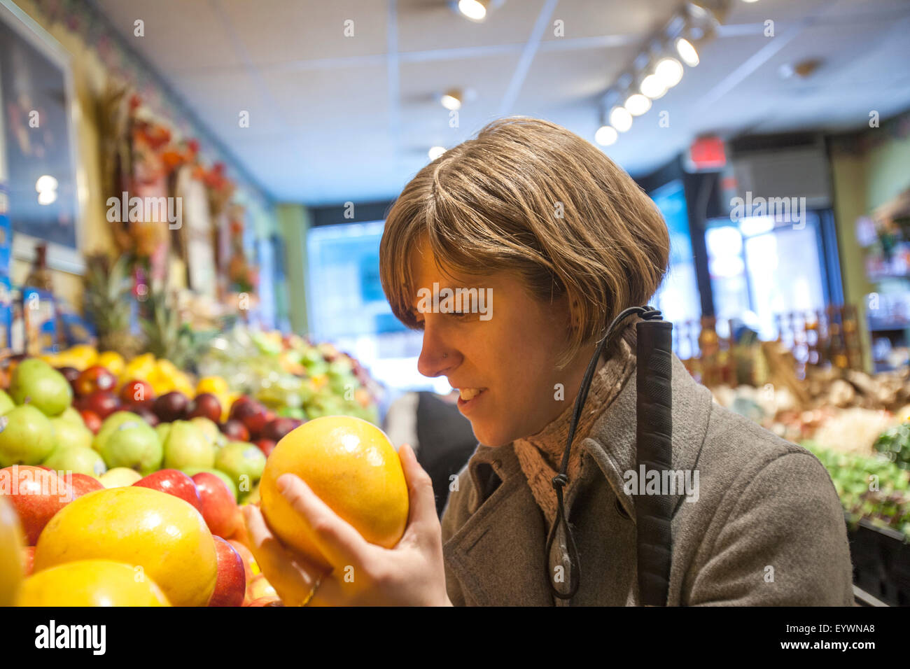 Junge blinde Frau shopping für Obst in einem Lebensmittelgeschäft Stockfoto