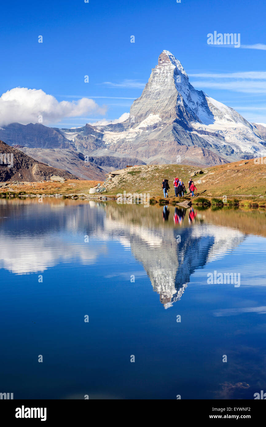 Wanderer auf dem Weg zu gehen, neben den Stellisee, Zermatt, Kanton Wallis, Walliser Alpen, Schweiz Stockfoto
