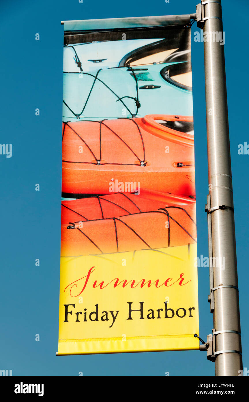 Einen gelben und orangefarbenen Schild mit der Aufschrift Sommer Friday Harbor vor blauem Himmel, in den San Juan Islands, Washington. Stockfoto