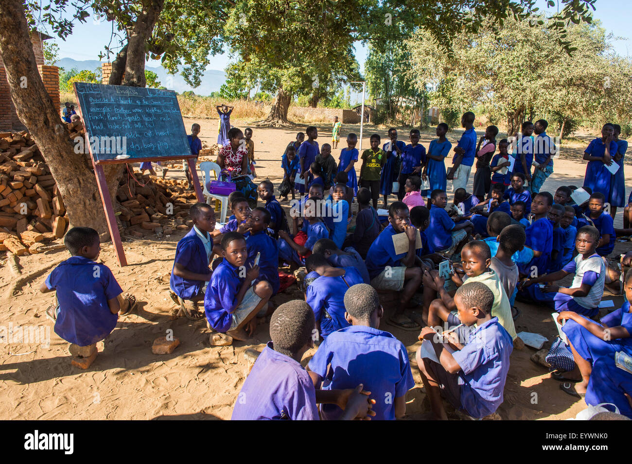 Grundschule in einer staubigen Straße mit vielen Kindern, Liwonde Nationalpark, Malawi, Afrika Stockfoto