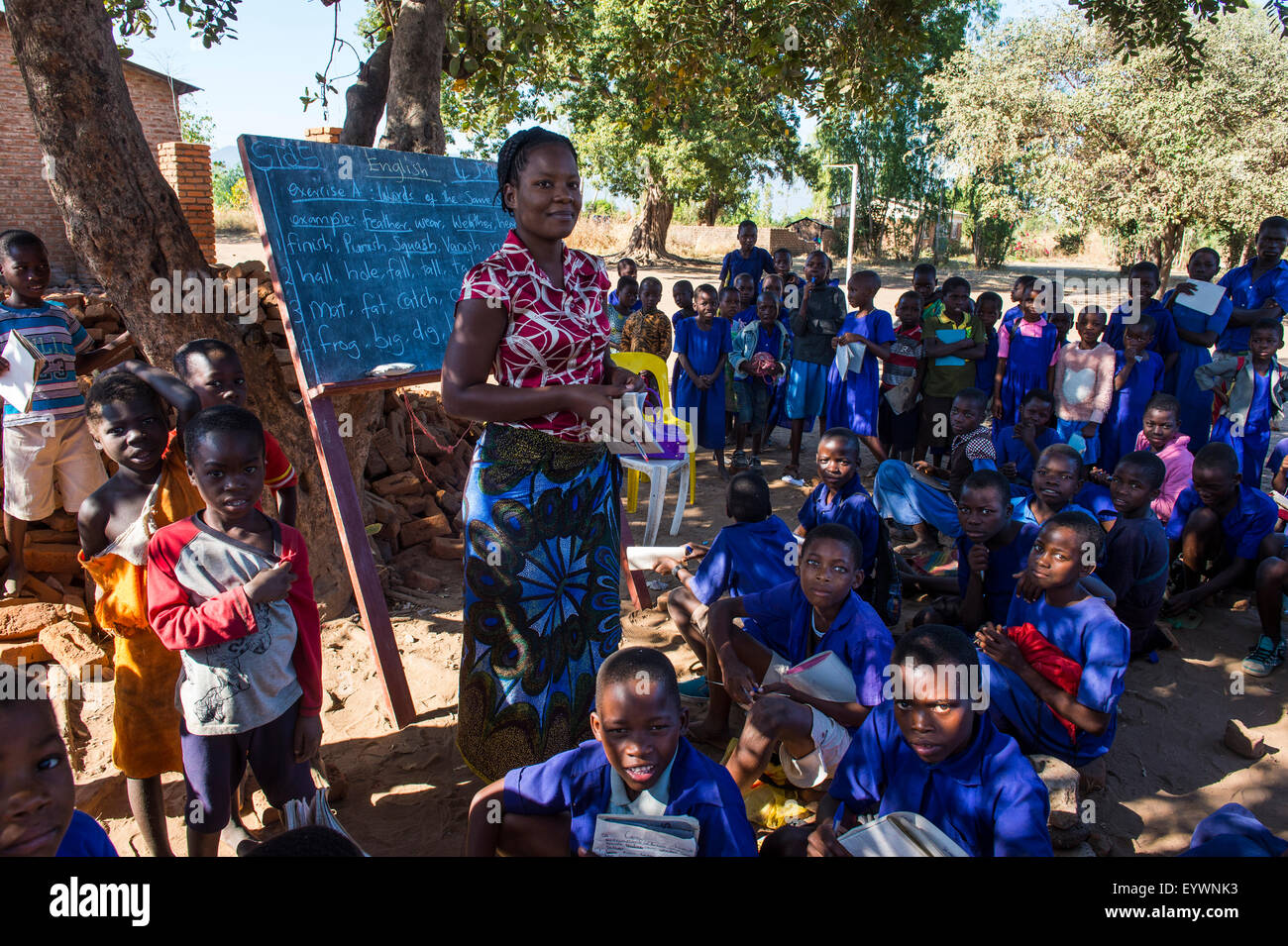 Grundschule in einer staubigen Straße mit vielen Kindern, Liwonde Nationalpark, Malawi, Afrika Stockfoto