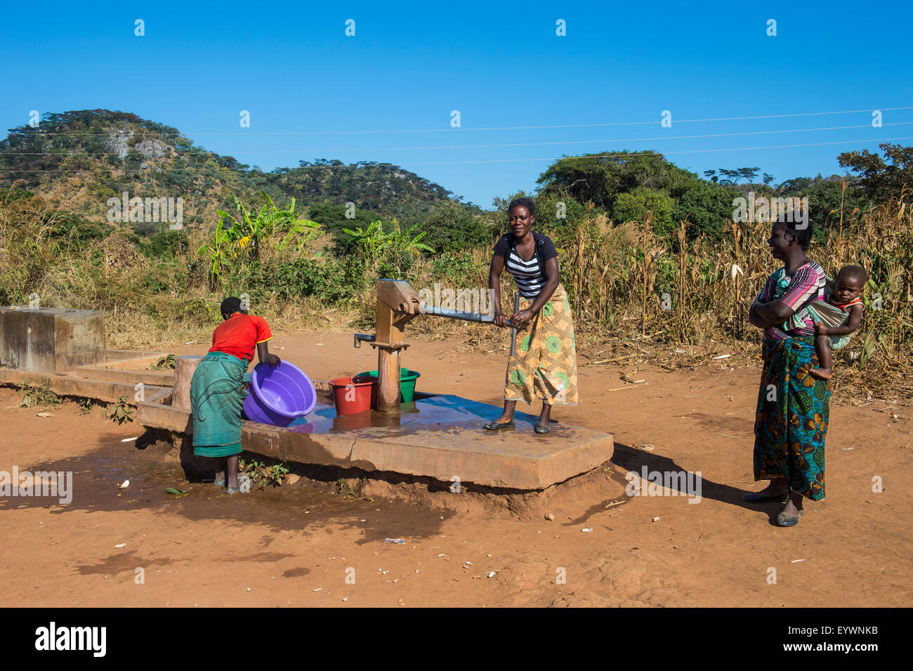 Einheimische Frauen an einem Wasser gut, Malawi, Afrika Stockfoto