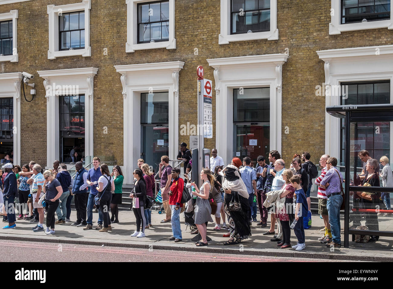 Menschen auf einen Bus in Southwalk, London wartet. Stockfoto