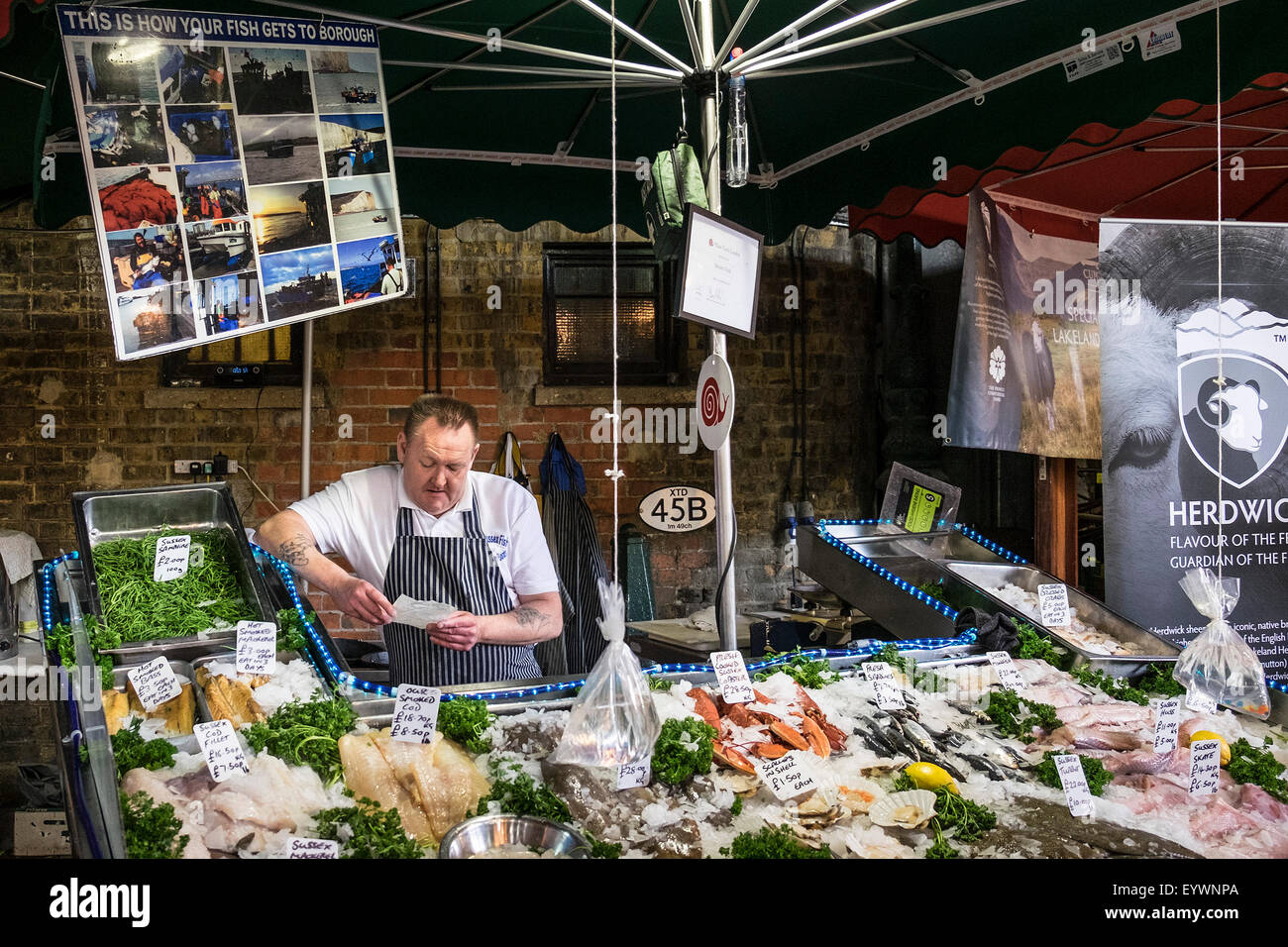 Eine fismongers am Borough Market in London. Stockfoto