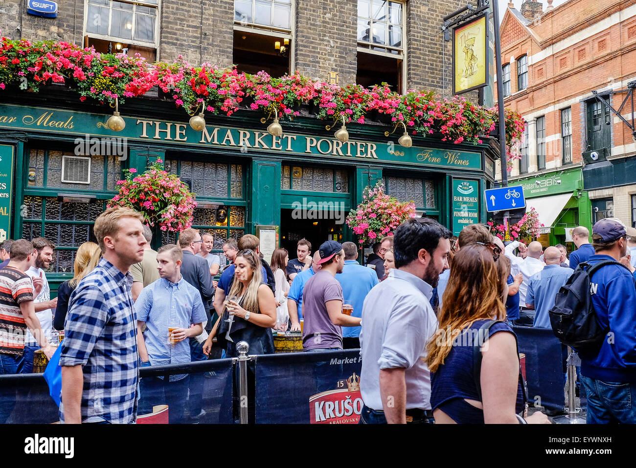Die Leute trinken außerhalb des Marktes Porter Public House in Borough Market, London. Stockfoto