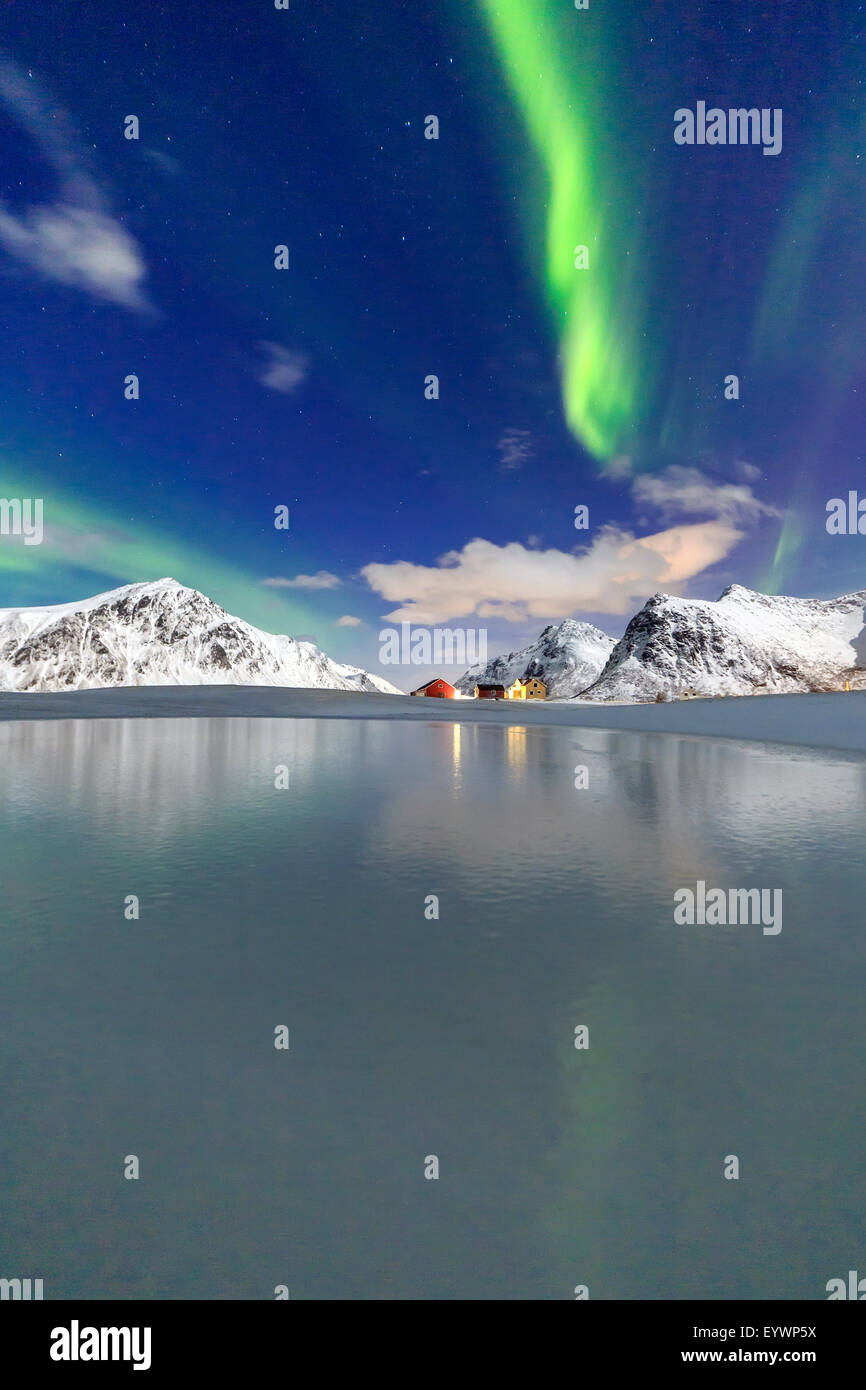 Nordlichter (Aurora Borealis) spiegelt sich in den kalten Gewässern, Flakstad, Lofoten-Inseln, Arktis, Norwegen, Skandinavien, Europa Stockfoto