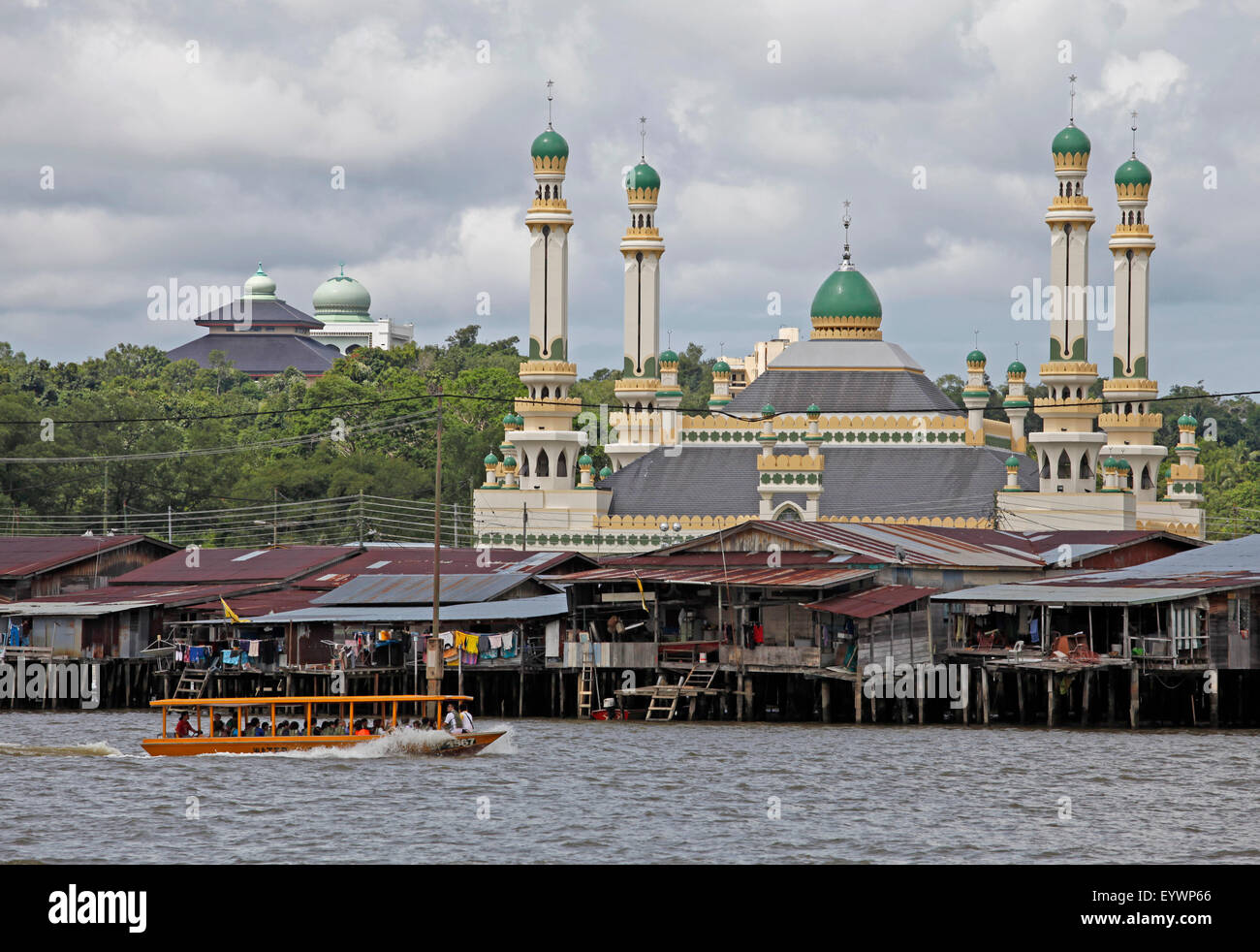 Touristenboot vorbei die Jame' Asr Hassanil Bolkiah Moschee in Bandar Seri Begawan, Brunei, Südostasien, Asien Stockfoto