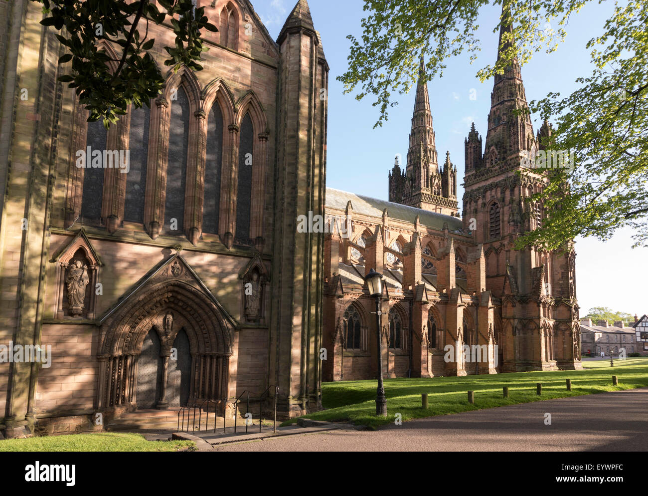 Kathedrale von Lichfield, West Türme und North Front, Lichfield, Staffordshire, England, Vereinigtes Königreich, Europa Stockfoto