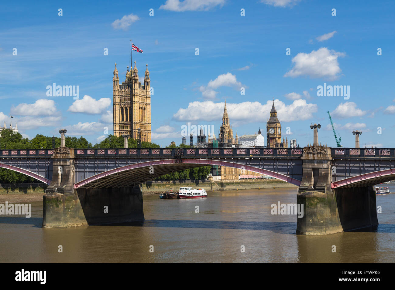 Westminster und Lambeth Bridge in London im Sommer. Es gibt Platz für Text. Stockfoto