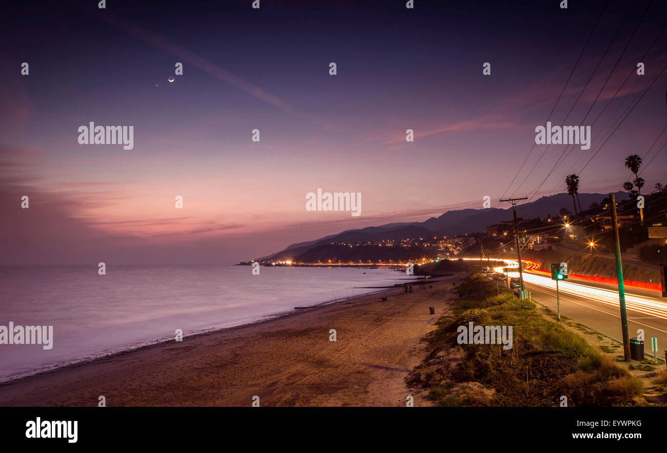 Sonnenuntergang am Will Rogers Beach und dem Pacific Coast Highway, Pacific Palisades, Kalifornien, Vereinigte Staaten von Amerika Stockfoto